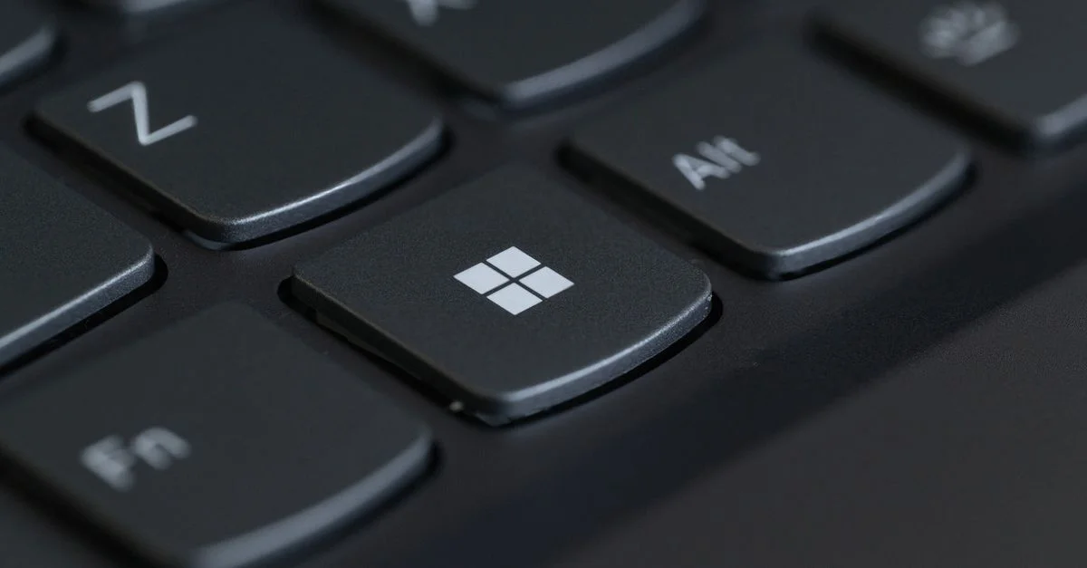 Gros plan détaillé d'un clavier d'ordinateur mettant en avant la touche Windows.
